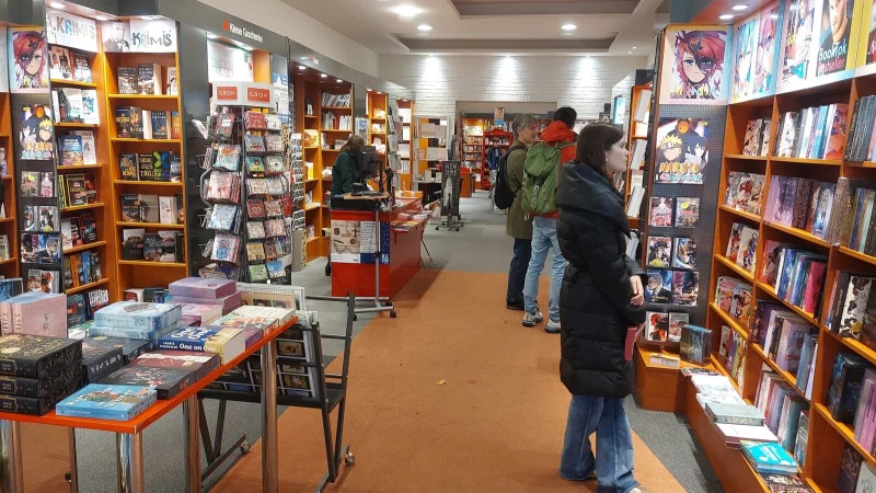 Gemeinsam st&ouml;bern entlang der Regale: Juna (r.) und ihr Vater Roman George und Sohn Molin (3. und 4. v. r) aus dem Rhein-Lahn-Kreis verbringen den Familienurlaub in der Region. Und g&ouml;nnen sich den Abstecher in die Warburger Buchhandlung Podszun. - &copy; Dieter Scholz