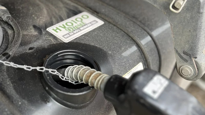 Die ersten Nutzfahrzeuge der Stadt Detmold werden auf dem Baubetriebshof schon mit HVO100 betankt. Der neue Treibstoff ist laut Stadt im Vergleich zum Diesel deutlich umweltfreundlicher und schone die Fahrzeugtechnik. - &copy; Stadt Detmold