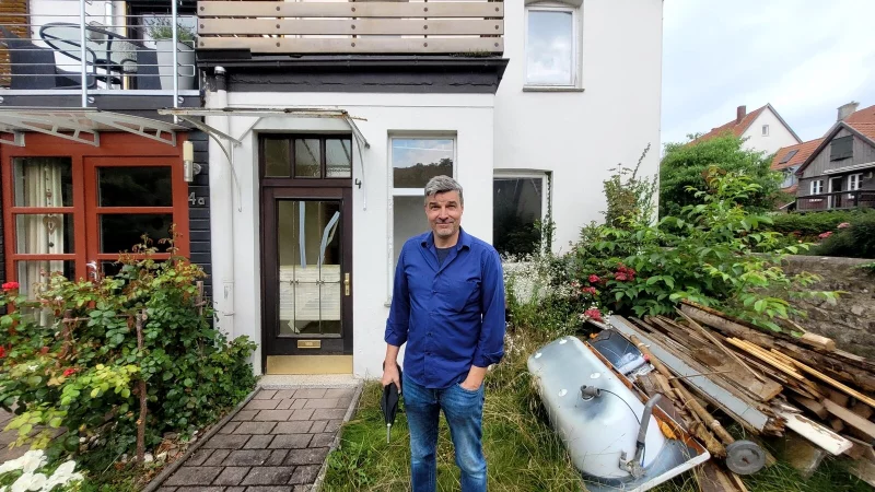 Thorsten Sagner und sein j&uuml;ngstes Objekt am Veilchental. - &copy; Katrin Kantelberg