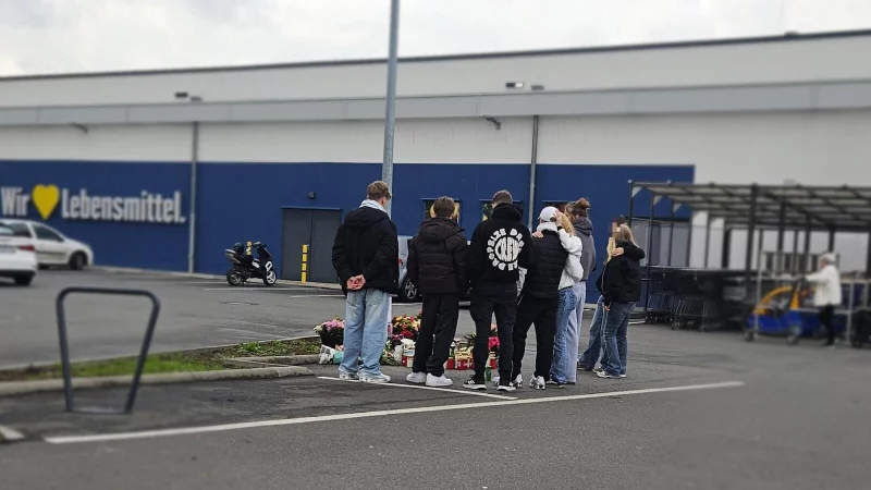 Jugendliche trauern an der Gedenkstelle um ihren Freund und Mitschüler. - © Janet König