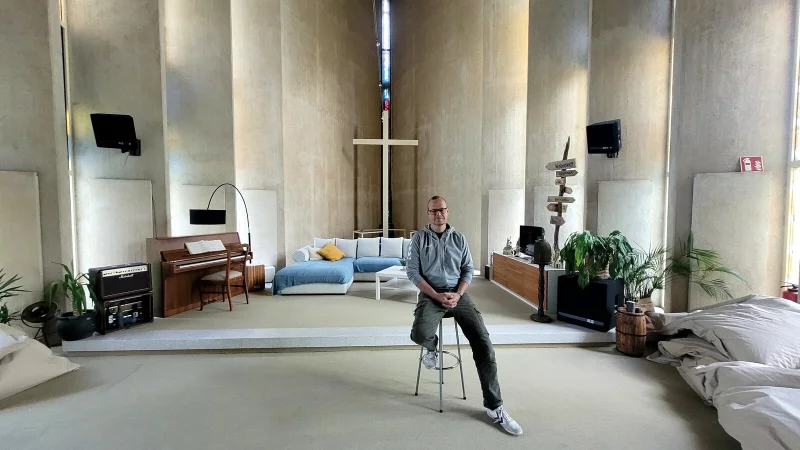 Ein "Lebenskünstla". Dominik Remmert in der Auferstehungskirche, die er für Veranstaltungen und Treffen nutzt und entsprechend umgestaltet hat. - © Katrin Kantelberg
