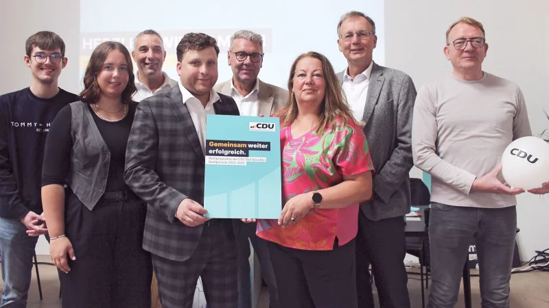 Tim Alexander (von links), Anna Görder, Dirk Tolkemitt, Jan Gentemann, Meinolf Haase, Sabine Mirbach, Volker Heuwinkel und André Schröder stellen das neue Programm vor. - © CDU Bad Salzuflen