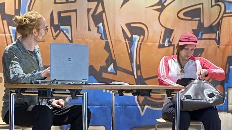 Das Theater-Ensemble Radiks steht mit einem St&uuml;ck zum Mobbing auf der B&uuml;hne in der Johannes-Gigas-Schule. - &copy; Johannes-Gigas-Schule