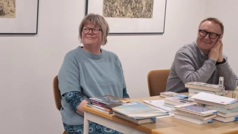 Sabine Deppenmeier (Hugendubel Detmold) und Alfred Westermann (ehemals Buchhaus am Markt Detmold) haben in der Stadtb&uuml;cherei ihre Lieblingsb&uuml;cher vorgestellt. - &copy; Stadtb&uuml;cherei Barntrup