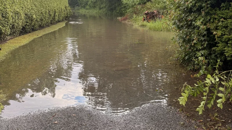 Durch anhaltenden Starkregen hat sich am Sonntag Wasser auf einigen Stra&szlig;en gesammelt. - &copy; Christopher Rieks/Feuerwehr Detmold