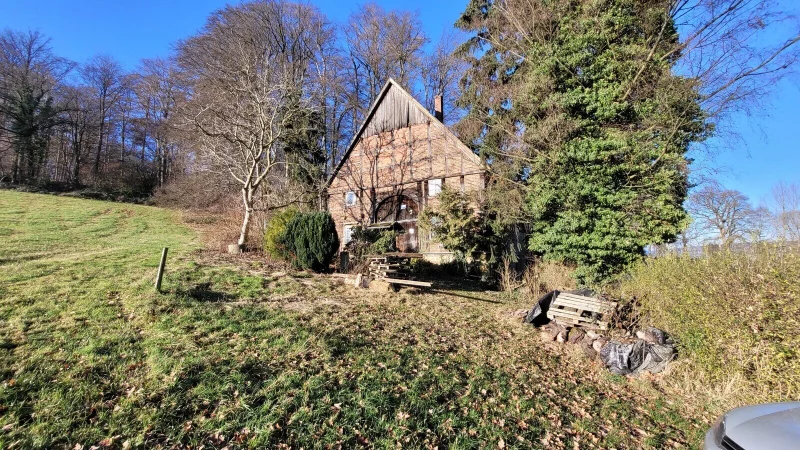 Malerisch schmiegt sich das alte Fachwerkhaus an den Hang an der Wiembecker Stra&szlig;e. - &copy; Katrin Kantelberg