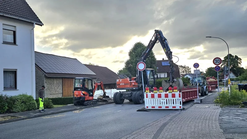 Mittwochmorgen um 7.30 Uhr wird auf der Baustelle Hiddentruper Straße gearbeitet. Dass dafür für acht Wochen eine Vollsperrung vorgesehen war, wird massiv kritisiert. In vier Wochen soll es eine andere Lösung geben. - © Astrid Sewing