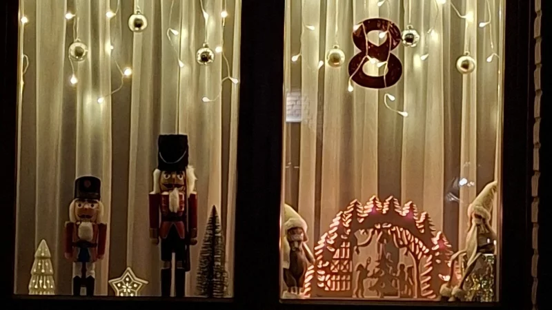 Der begehbare Adventskalender bringt die Menschen in Brakelsiek zusammen. - © Dirk Steinmeier