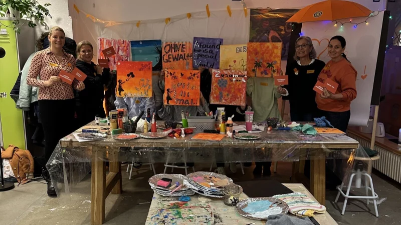 Franziska Louis, Kerstin Schomburg (Pr&auml;sidentin IWC Detmold-Blomberg), M&auml;dchen mit ihren Kunstwerken, Ursula Terfloth, Maike Bumke (von links). - &copy; Stadt Detmold