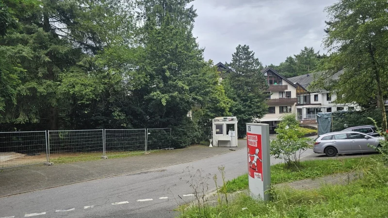 Von au&szlig;en sieht alles aus wie bisher, aber die Notunterkunft in H&ouml;rste ist eine Zentrale Unterbringungseinrichtung geworden. Es gibt neue Dienstleister und mehr Angebote f&uuml;r Gefl&uuml;chtete. - &copy; Astrid Sewing