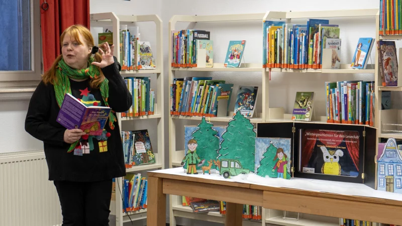 Bettina Papenmeier bringt den Kindern das Kinderrecht auf F&uuml;rsorge mit einem Theaterst&uuml;ck in der Stadtb&uuml;cherei Julie Hirschfeld n&auml;her. - &copy; Sebastian Vogt/Stadt Horn-Bad Meinberg