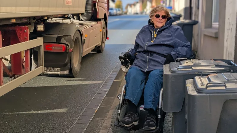 Laut, eng - und nicht ungef&auml;hrlich: An der Langen Stra&szlig;e in Lage erlebt Rollstuhl-Nutzerin Renate M&uuml;ller h&auml;ufig Situationen, die schon beim Zuschauen den Puls hochtreiben. - &copy; Annika Langhagel