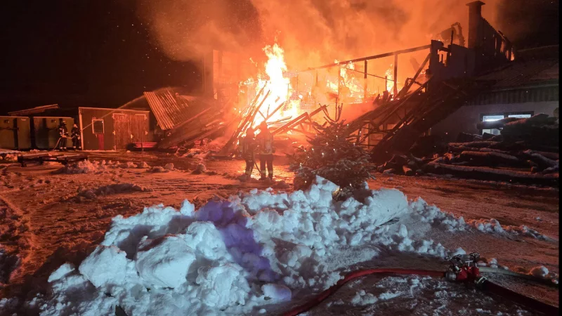 Die Scheune eines holzverarbeitenden Betriebs in Aerzen stand lichterloh in Flammen. - &copy; Gemeindefeuerwehr Aerzen