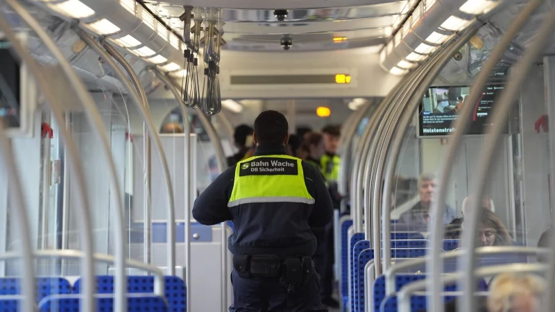 Ein Mitarbeiter eines Sicherheitsdienstes kontrolliert Fahrg&auml;ste in einer S-Bahn. - &copy; picture alliance/dpa