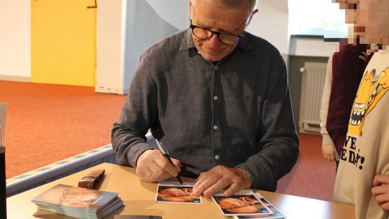 Wurde mit seinen Kinderkrimis um Jung-Detektiv Kwiatkowski berühmt: Jürgen Banscherus. Er schrieb in der Grundschule Barntrup am Ende Autogramme. - © Annika Langhagel