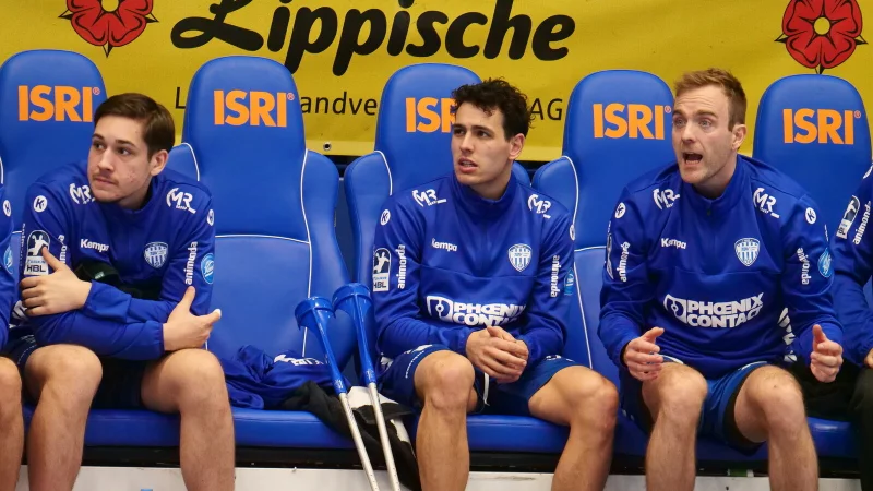 Samuel Zehnder (Mitte) muss auf der Bank sitzen. - © Jörg Hagemann