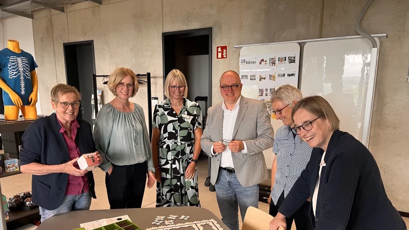 Monika Pieper („Lehren und Lernen in der digitalen Welt“, Schulministerium NRW, von links), Dr. Andrea Dahms (Leitung Medienbildung, LWL), Anja Krause (Teamleitung Regionales Bildungsnetzwerk, Kreis Lippe), Dirk Menzel (Fachdienstleitung Bildung, Kreis Lippe), Birgit Giering (Leitung der Arbeitsgruppe „Landesweite Projekte im Rahmen des DigitalPakt Schule“, LWL) und Elisabeth Haring (Leitung Medienzentrum, Kreis Lippe). - © Kreis Lippe