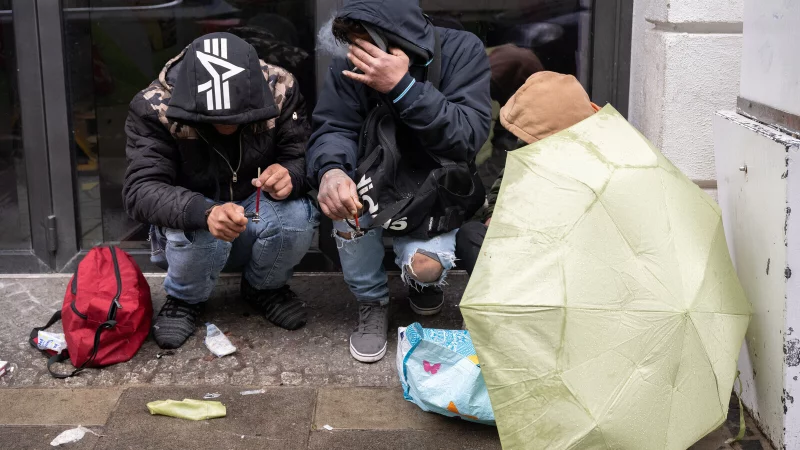 Experten befürchten, dass Heroin auf dem Drogenmarkt knapp werden kann. - © Boris Roessler/dpa