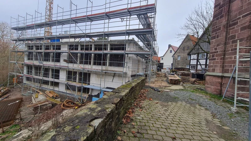 Die besondere Lage des Baugrundstückes stellt die Fachleute vor Herausforderungen. Doch langsam nimmt der Baukörper Gestalt an: Wenn das Wetter offen bleibt, soll der neue Klassentrakt bis Ende des Jahres dicht sein. - © Marianne Schwarzer