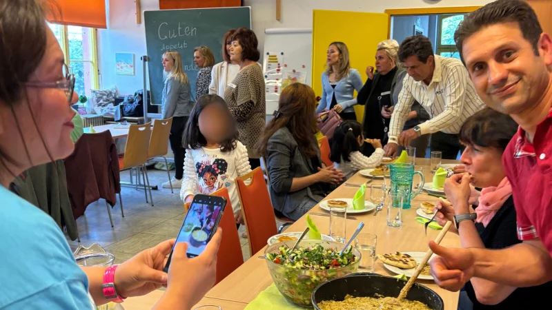 Beim Kochen lernen die Teilnehmer nicht nur neue Gerichte kennen, sondern kommen auch ganz unkompliziert miteinander ins Gespr&auml;ch. - &copy; Stadt Bad Salzuflen