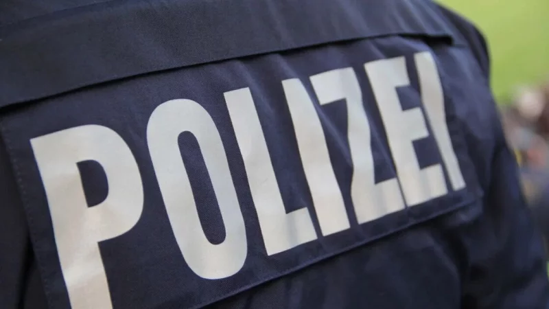 Die Polizei sucht eine fl&uuml;chtige Auofahrerin, die hohen Sachschaden verursacht hat. - &copy; Symbolbild: Pixabay