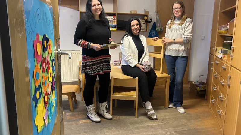 Kitaleiterin Kerstin Fischer (von links), Auszubildende Marie Ayik und Erzieherin Heide Bielemeier im Zimmer, das f&uuml;nf Azubis f&uuml;r die Kinder umgestalten werden. - &copy; Cordula Gr&ouml;ne