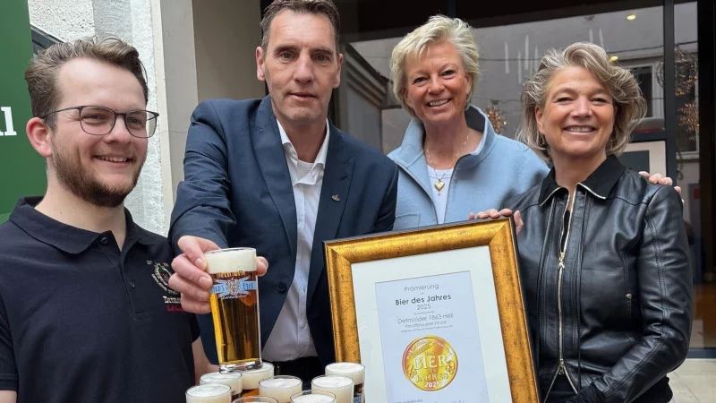 Prost: Luca Fromme, Brauer und Mälzer-Azubi im dritten Lehrjahr, kredenzt Friederike und Simone Strate sowie Oliver Hering vom "ProBier-Club" frisch gezapfte Detmolder Helle. - © Martin Hostert