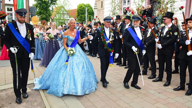 Das neue Königspaar Petra I. Wilde und Frank II. Beermann zeigt sich. - © Nicole Ellerbrake