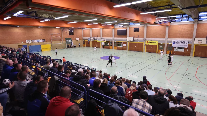 Gespannt haben die Fans in Werl-Aspe die Spiele des FuL-Kreises Lemgos verfolgt. - &copy; Paul Cohen