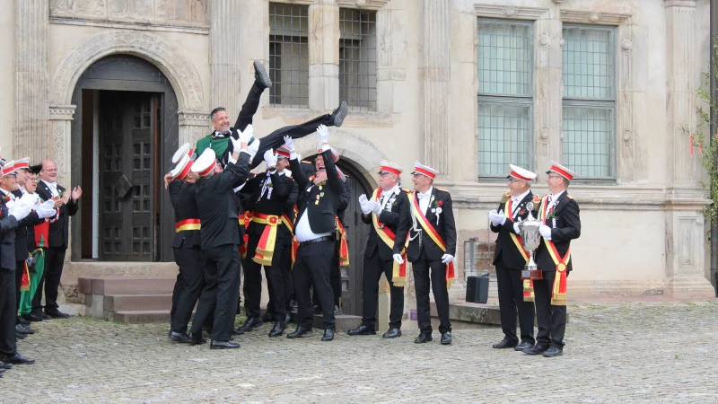 Die Braker Sch&uuml;tzen lassen ihren neuen K&ouml;nig Oliver Charles hochleben. - &copy; Chiara Wibbeke