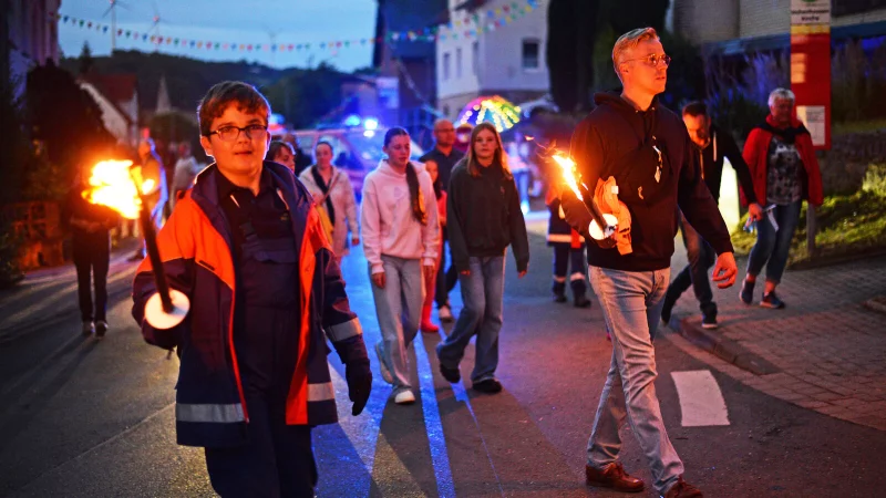 Mit brennenden Fackeln und bunt leuchtenden Laternen haben hunderte Menschen mit einem Lampionzug das Heimatfest eröffnet. - © Nicole Ellerbrake