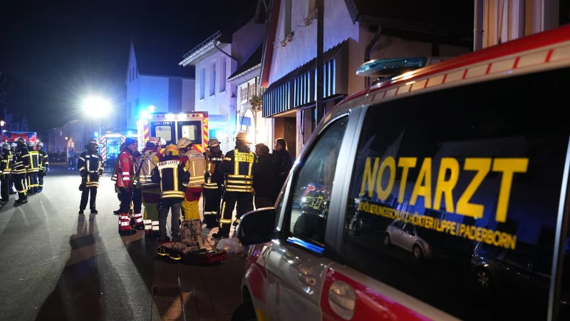 Die Feuerwehr in Lemgo ist mit vielen Kr&auml;ften vor Ort. - &copy; Die Blaulichtfotografen