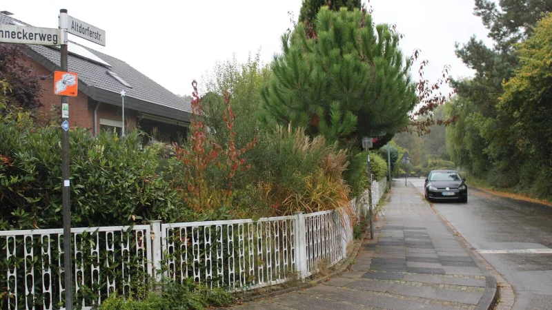 Der hintere Teil der Altdorferstra&szlig;e liegt zwischen Danneckerweg und Corneliusstra&szlig;e, die beide absch&uuml;ssig sind. Von dort aus sucht sich das Wasser seinen Weg hinunter, sagt die Stadt. Laut Angela Ellerbrok wird das allerdings auch durch die Kan&auml;le hochgedr&uuml;ckt. - &copy; Lorraine Brinkmann
