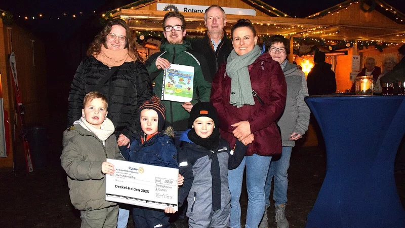 Nadine Große, Jonah Kreitz, Thomas Kreitz, Sandra Tabaei, Ilka Kreitz und Kinder der Kita St. Michael freuen sich gemeinsam über die Auszeichnung als „Deckel-Helden“.
?Foto: Karin Prignitz - © Karin Prignitz