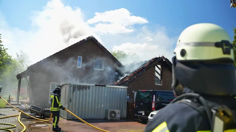 Die Feuerwehr löscht den Brand in einem Wohnhaus in Horn-Bad Meinberg. Auch der Anbau und die Garage hatten Feuer gefangen. - © Freitag TV