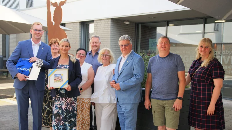 Tauschten Gastgeschenke aus: Lages Bürgermeister Matthias Kalkreuter (links) und Laages Bürgermeisterin Christin Zimmermann (Dritte von links). Mit dabei waren (von links) Karin Schmidt, Stefanie Giese, Alexander Henkel und Marita Osterloh (alle von der Stadtvertretung Laage), Lages stellvetretender Bürgermeister Rudolf Stölting sowie Andreas Knoch und Kristin Herrmann (beide von der Stadt Laage). - © Stadt Lage