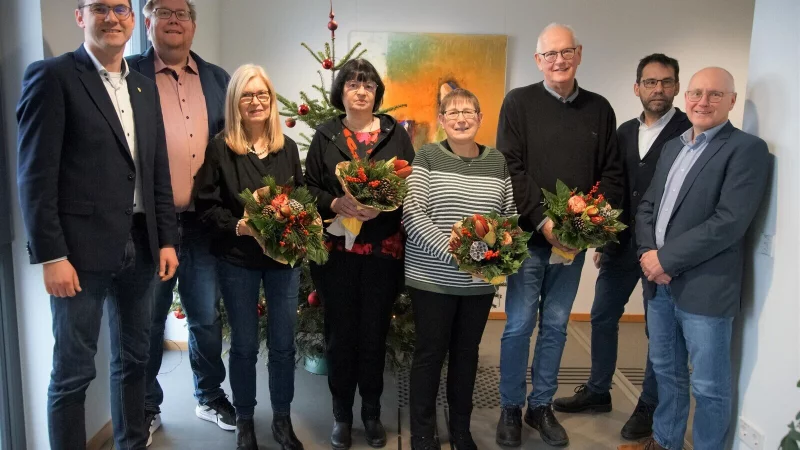 B&uuml;rgermeister Matthias Kalkreuter (ganz links) verabschiedete Monika Knehans, Andrea Budde, Brigitta Windt und Dieter Biere (von links) im Beisein von Personalratsvorsitzenden J&ouml;rn Wilkenloh (2. von links), K&auml;mmerer Uwe Aust (2. von rechts) und Beigeordneten Frank Rayczik (ganz rechts). - &copy; Stadt Lage