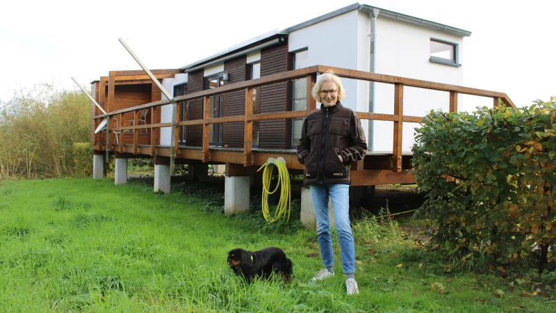 Bereits seit vier Jahren vermietet Beatrix Boekstegers das Tiny-House am Teich. - © Kyrill von Matuschka
