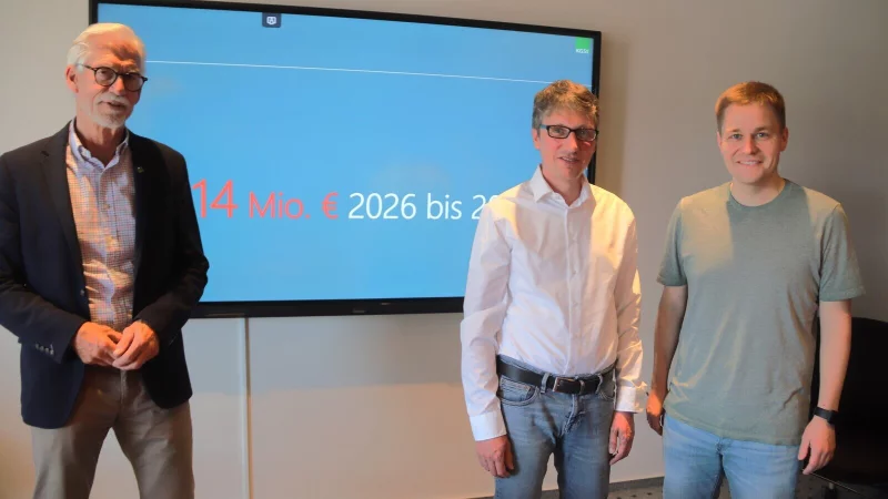 Dirk Greskowiak (links) ber&auml;t B&uuml;rgermeister Martin Hoffmann (Mitte) und Dennis Warkentin, Projektleiter bei der Gemeindeverwaltung, wie der Leopoldsh&ouml;her Haushalt konsolidiert werden kann. Foto: Knut Dinter - &copy; Knut Dinter