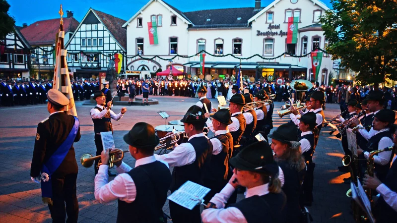 Antreten in Blomberg: Die Schützen läuten mit dem Zapfenstreich das Festwochenende ein. - © Nicole Ellerbrake