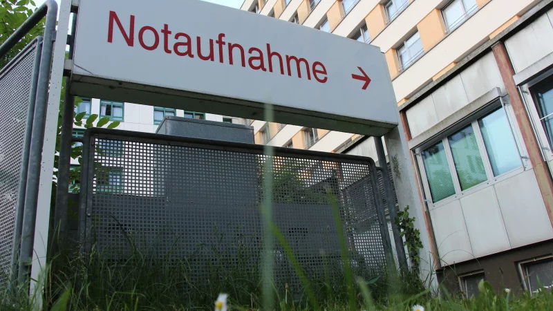 Ende 2019 bringt ein Rettungswagen eine kranke 12-J&auml;hrige in die Notaufnahme des Klinikum Lippes. Das M&auml;dchen wird &uuml;ber Nacht station&auml;r aufgenommen, die Mutter weicht nicht von seiner Seite. Elf Stunden sp&auml;ter ist das Kind tot. Nun muss sich das damals behandelnde Klinik-Personal erneut wegen fahrl&auml;ssiger T&ouml;tung vor dem Amtsgericht verantworten. Der erste Prozess im Sommer 2023 platzte. - &copy; Janet K&ouml;nig