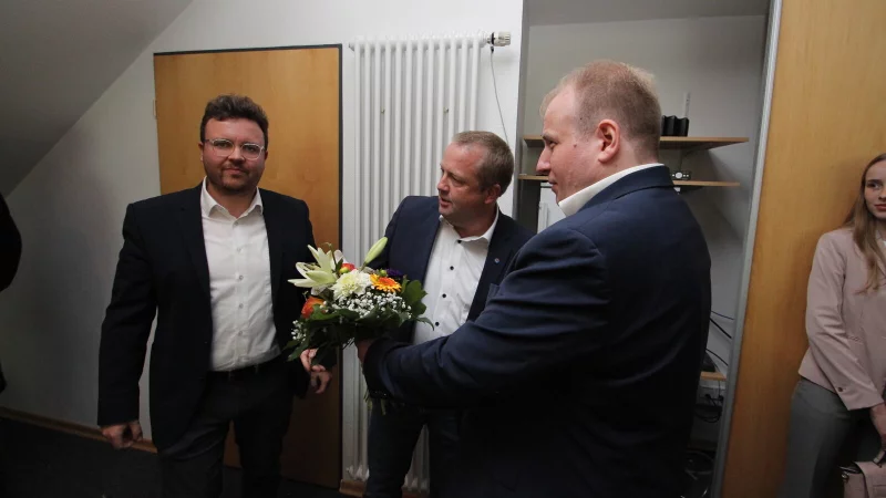Wahlsieger Mario Hecker (Mitte) nimmt im Kalletaler Rathaus die Gl&uuml;ckw&uuml;nsche des Herausforderers Julian Gerber (CDU, links) und des CDU-Gemeindeverbandsvorsitzenden Marc Meierkord entgegen. - &copy; Jens Rademacher