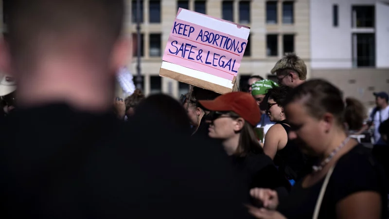 Vor der ersten Gerichtsverhandlung im Fall von Joachim Volz werden am 8. August in Lippstadt 1.000 Demonstranten erwartet, die sich f&uuml;r die Legalisierung von Schwangerschaftsabbr&uuml;chen einsetzen. In Deutschland setzen sich vielerorts Demonstranten f&uuml;r eine bessere Versorgung ein, so wie hier in Berlin. - &copy; picture alliance / IPON
