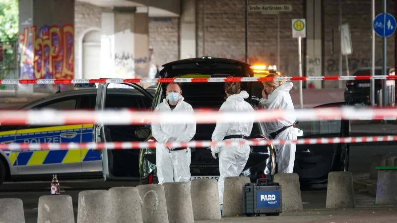 Die Mordkommission ermittelt vor der Bielefelder Bar "Cutie". - © Paul Brinkmann