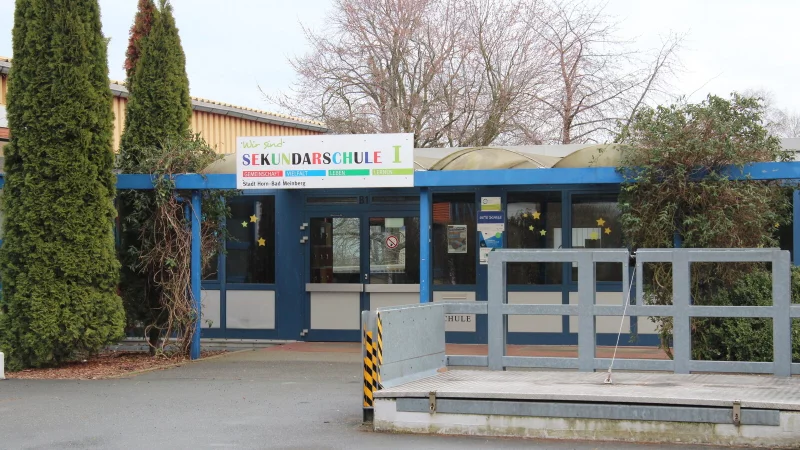 Im Eingangsbereich der Sekundarschule befindet sich unter einer Klappe der Bunker f&uuml;r die Holzhackschnitzel. - &copy; Fotoarchiv: Cordula Gr&ouml;ne