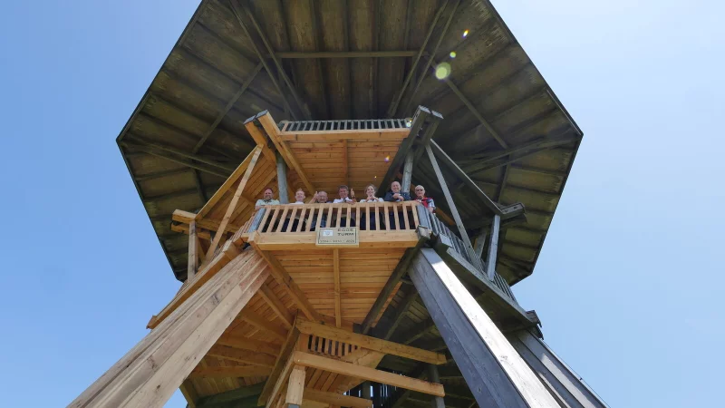 Freuen sich über die Wiedereröffnung des Eggeturms auf dem Preußischen Velmerstot: Roland Schockemöhle (Regionalforstamt Hochstift, von links), Christian Hecker (Hecker System Holzbau), Kurt Kalkreuter (stellvertretender Landrat Kreis Lippe), Michael Stickeln (Landrat Kreis Höxter), Dörte Pieper (Naturpark Teutoburgerwald/Eggegebirge), Christoph Rüther (Landrad Kreis Paderborn) und Willi Glunz (Hauptwanderwart Eggegebirgsverein). - © Jost Wolf