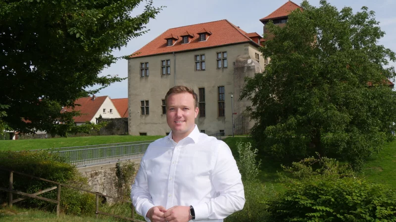 Michael Ruttner hat sich die Burg Horn als Lieblingsplatz ausgesucht, weil er in der Nähe aufwuchs und die Burg ständig aus seinem Fenster sehen konnte. - © Jost Wolf
