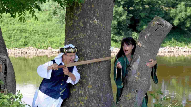 Ricarda Koch und Joachim Hettig präsentieren fünf fantastische Märchenreisen von Alaska bis Feuerland auf dem Umwelttag an der Heerser Mühle. - © Umweltzentrum Bad Salzuflen