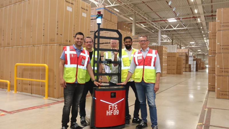 Michael Beff, David Sch&ouml;nenborn, Marc-Andre M&uuml;nstermann, Vinort Mahalingam und Thomas Saltenbrock in einer Halle des Logistikzentrums. - &copy; Dirk Windm&ouml;ller