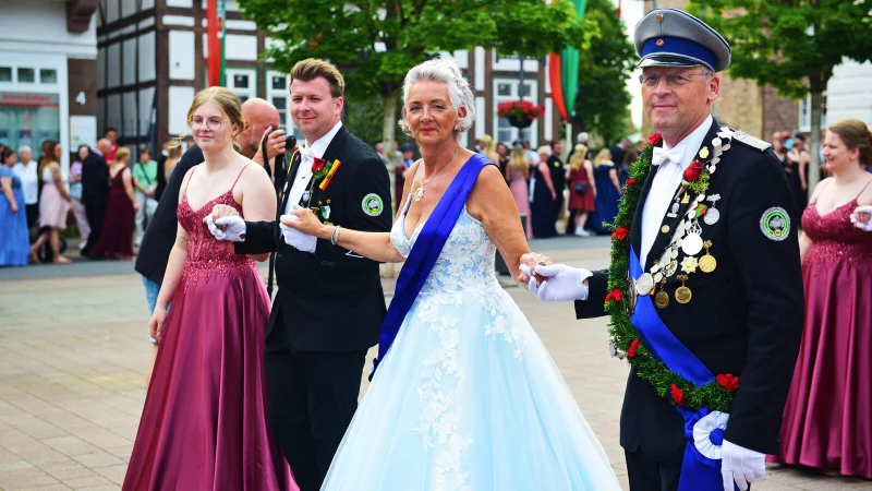 Schicke Roben, festliche Uniformen: Blomberg wei&szlig;, wie man Sch&uuml;tzenfest feiert. - &copy; Nicole Ellerbrake